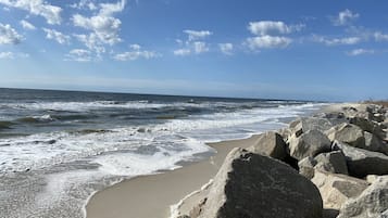 Beach nearby, sun loungers, beach towels