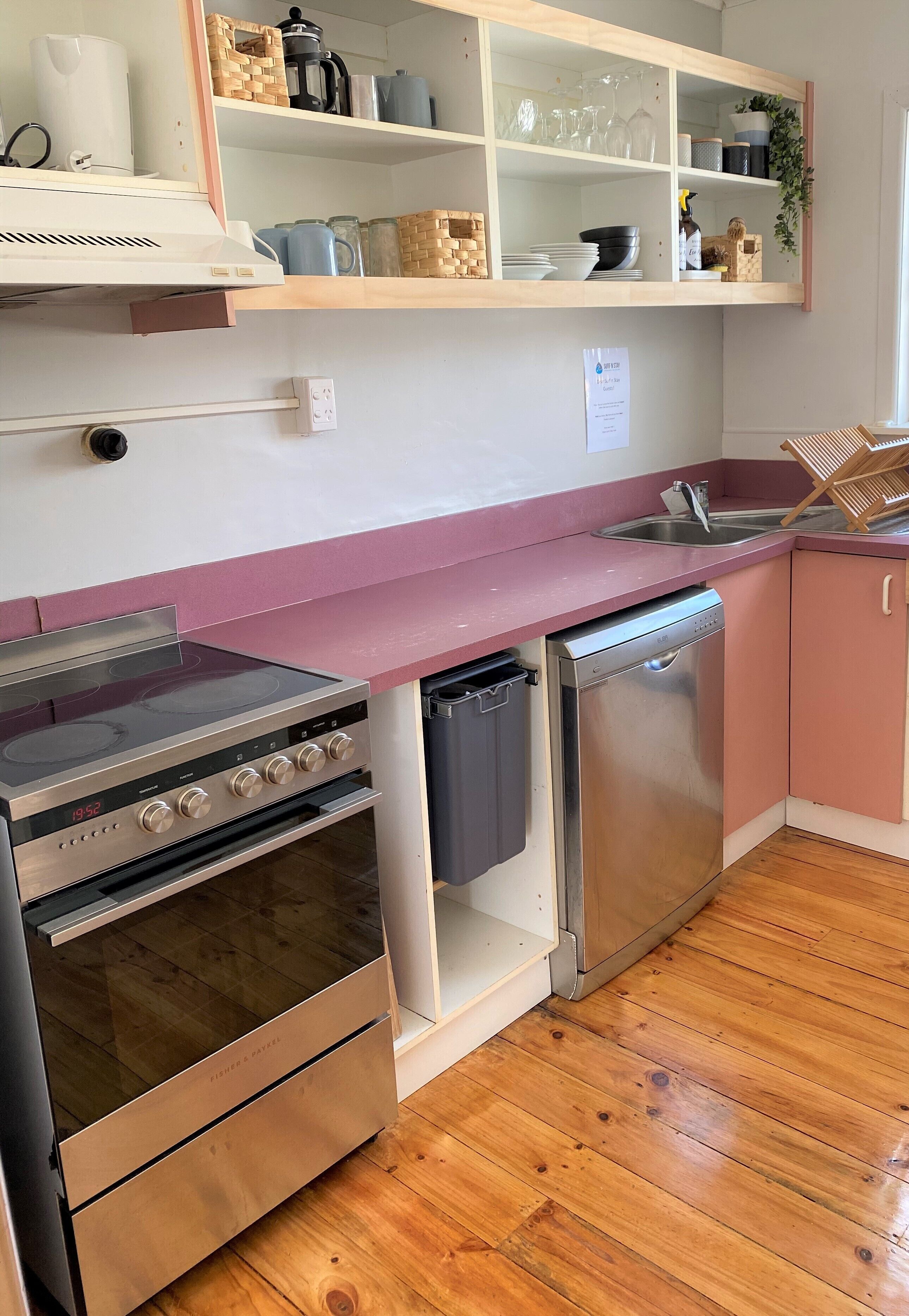 冰箱、微波炉、烤箱、炉灶