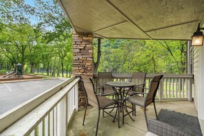 Outdoor dining - Walk-in Lake View Condo with Water-Facing Screened Porch, near Playground (Branson)