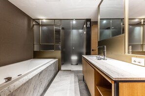 Business Double Room | Bathroom | Deep soaking tub, free toiletries, hair dryer, bathrobes - khotel (Gwangju)