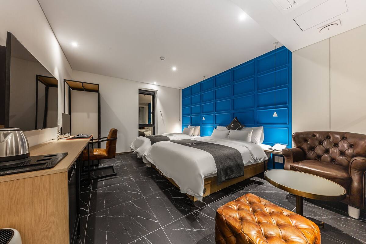 Habitación empresarial con 2 camas individuales | Ropa de cama de alta calidad y edredón