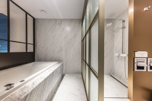 Business-Zweibettzimmer | Badezimmer | Komfortbadewanne, kostenlose Toilettenartikel, Haartrockner, Bademäntel
