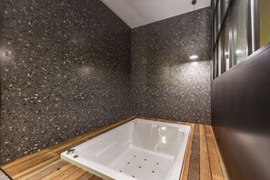 Habitación familiar doble | Baño | Bañera profunda y artículos de higiene personal gratuitos