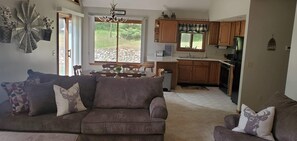 Smart TV, fireplace, books - Northern Get Away (Atlanta)