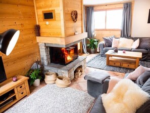 TV, fireplace - 5min des Pistes | Chalet privé + Jacuzzi et Sauna (Méribel-Mottaret)
