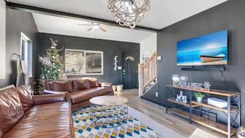 Smart TV, chimenea, videojuegos y tenis de mesa