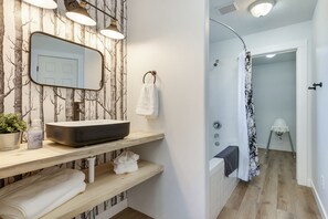 Ducha y bañera combinadas, toallas, jabón y champú