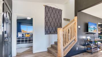 6 bedrooms, desk, iron/ironing board, travel cot