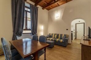 Living area - GuestHost - Elegant and very central 55sqm apartment that can accommodate up to 4 people. Located on the second floor (NO lift) of a renovated period building in the Tridente district of Rome, a few steps from Piazza di Spagna, the apartment is the ideal (Roma)