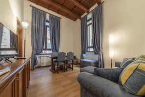 Living area - GuestHost - Elegant and very central 55sqm apartment that can accommodate up to 4 people. Located on the second floor (NO lift) of a renovated period building in the Tridente district of Rome, a few steps from Piazza di Spagna, the apartment is the ideal (Roma)