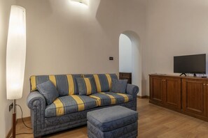 Living area - GuestHost - Elegant and very central 55sqm apartment that can accommodate up to 4 people. Located on the second floor (NO lift) of a renovated period building in the Tridente district of Rome, a few steps from Piazza di Spagna, the apartment is the ideal (Roma)