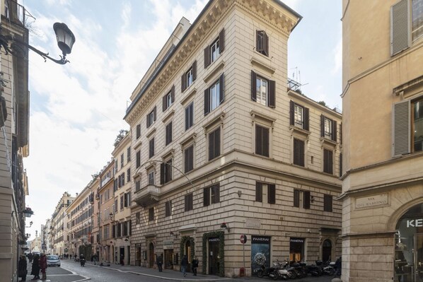 A street with historic buildings, a cobblestone road, and parked motorcycles. - GuestHost - Elegant and very central 55sqm apartment that can accommodate up to 4 people. Located on the second floor (NO lift) of a renovated period building in the Tridente district of Rome, a few steps from Piazza di Spagna, the apartment is the ideal (Roma)
