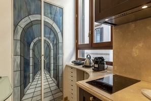 Micro-ondes, plaque de cuisson, grille-pain