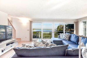 TV, fireplace, Netflix, streaming services - 2 Min Walk to Private Beach & Boat Launch! (Orleans)