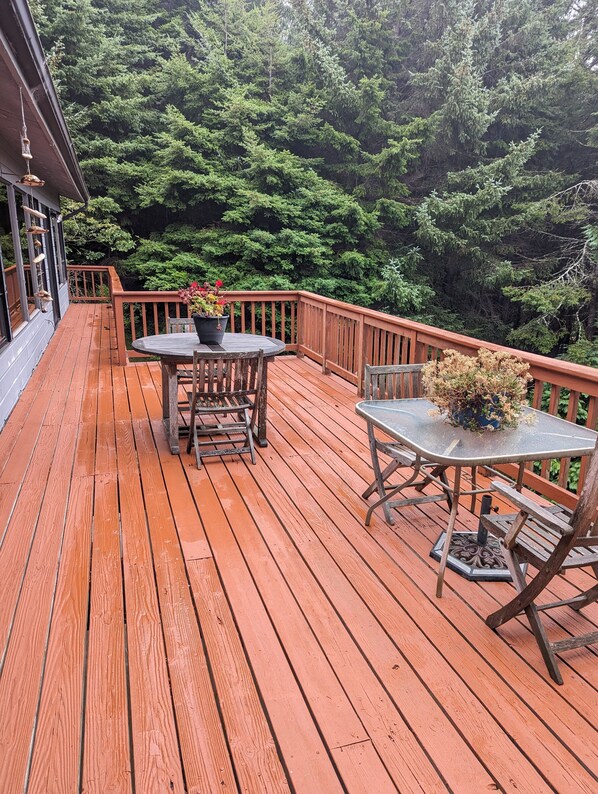 Outdoor dining - Nesika beach ocean view home (Gold Beach)