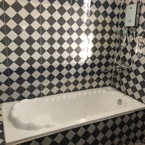 Duschwanne, Handtücher, Seife, Toilettenpapier