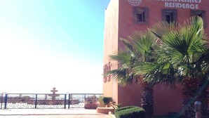 Ein Gebäude mit dem Schild 'ES MERIDIENNES RESIDENCE'.