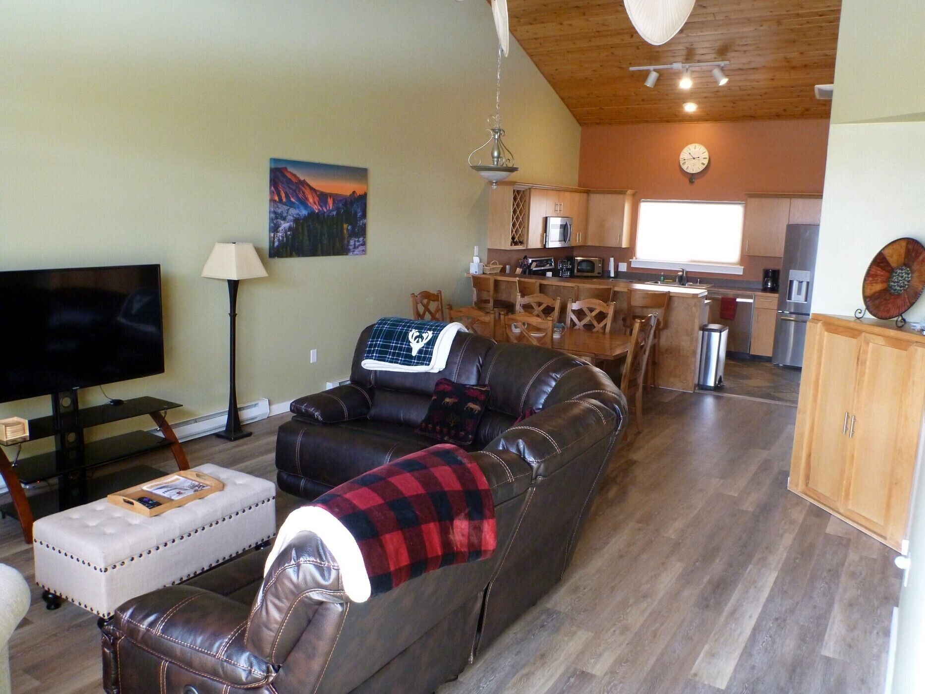 Een smart-tv en een open haard