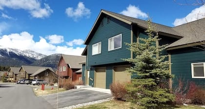 Big Sky Home, Spacious and Clean, with Private Hot Tub, Fireplace and Garage