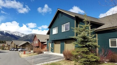 Big Sky Home, Spacious and Clean, with Private Hot Tub, Fireplace and Garage