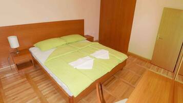 1 quarto, berço de viagem, acesso à internet