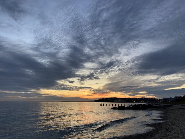 Beach nearby, sun loungers, beach towels