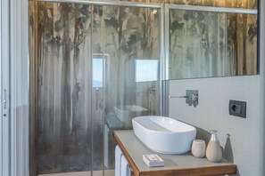Dusche, Whirlpool, Haartrockner, Bidet