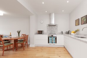 Fridge, microwave, oven, stovetop - Aistear 2 bedroom apartment VRBO (Dingle)