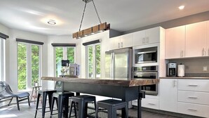 Wasserkocher mit Kaffee-/Teezubehör, Kühlschrank, Mikrowelle, Ofen