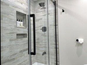 Douche, serviettes fournies, papier toilette