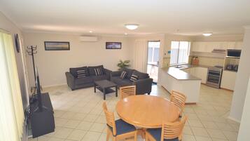 Smart TV, Netflix, DVD player, streaming services