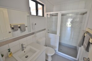 Een douche, een haardroger, handdoeken