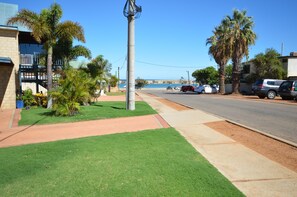Property grounds - Blue Ocean Villa 3 - Kalbarri, WA (Kalbarri)