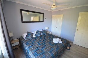 2 chambres, fer et planche à repasser, Wi-Fi, draps fournis