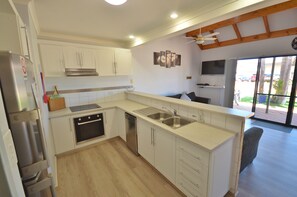 Fridge, microwave, oven, stovetop - Blue Ocean Villa 3 - Kalbarri, WA (Kalbarri)