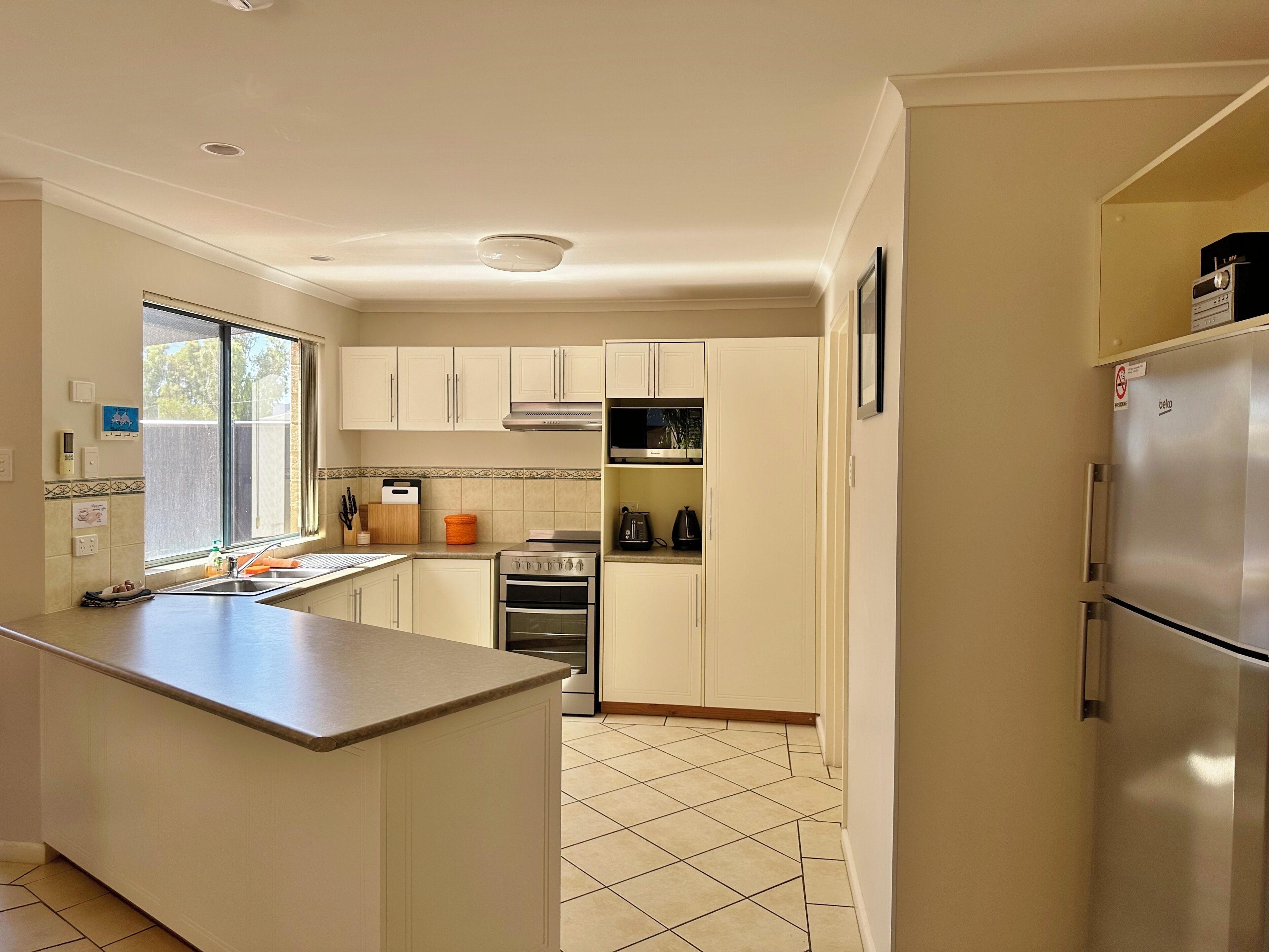 Frigorífic, microones, forn i placa de cuina 