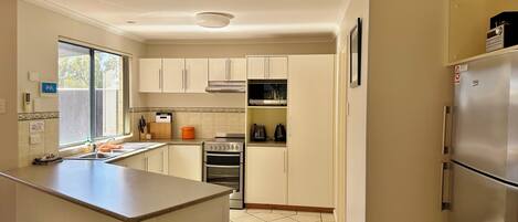 Frigorífic, microones, forn i placa de cuina