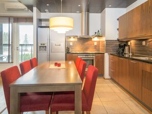 Fridge, microwave, dishwasher, cookware/dishes/utensils