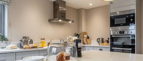 Kühlschrank, Mikrowelle, Ofen, Herdplatte