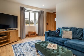TV, fireplace - Family friendly Cotswold Holiday Cottage near Chipping Campden - Benson Cottage (Paxford, near Chipping Campden)