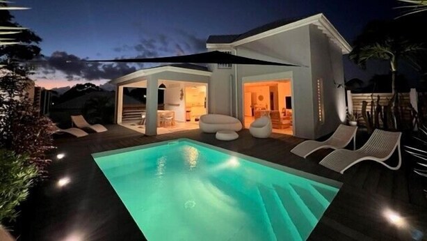 A modern house with a swimming pool, outdoor seating, and a covered patio area. - Villa Pacha, Villa Pacha - Le Gosier (Le Gosier)