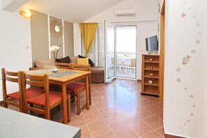 Interior - Holiday apartment with balcony and air conditioning (Baška)
