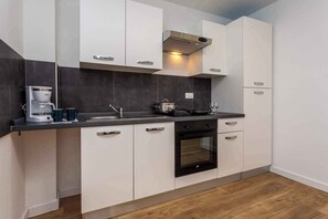 Køleskab, ovn, kogeplade, kaffe-/temaskine