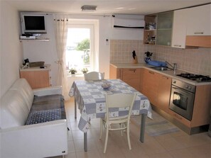Fridge, oven, stovetop, dishwasher