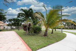 Property grounds - Stylish family home 10min from beach :free parking (North Miami Beach)