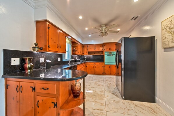 Fridge, microwave, oven, stovetop - Stylish family home 10min from beach :free parking (North Miami Beach)