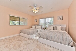 4 bedrooms, iron/ironing board, free WiFi, bed sheets - Stylish family home 10min from beach :free parking (North Miami Beach)