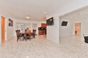 Interior - Stylish family home 10min from beach :free parking (North Miami Beach)
