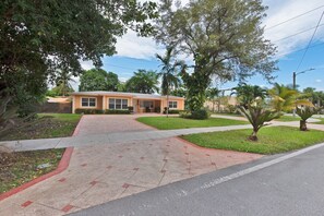 Exterior - Stylish family home 10min from beach :free parking (North Miami Beach)