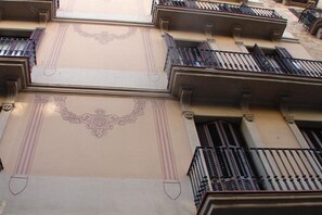 تفاصيل الفندق من الخارج